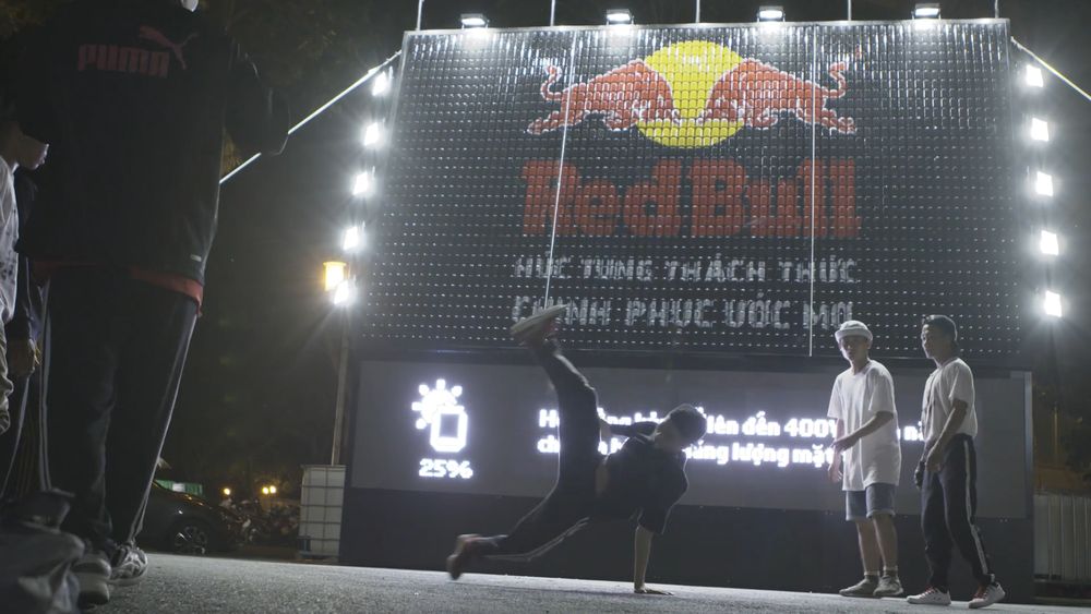 Billboard quảng cáo từ 2.475 chiếc “vỏ lon” của Red Bull “Húc tung bóng tối - Thắp sáng ước mơ”