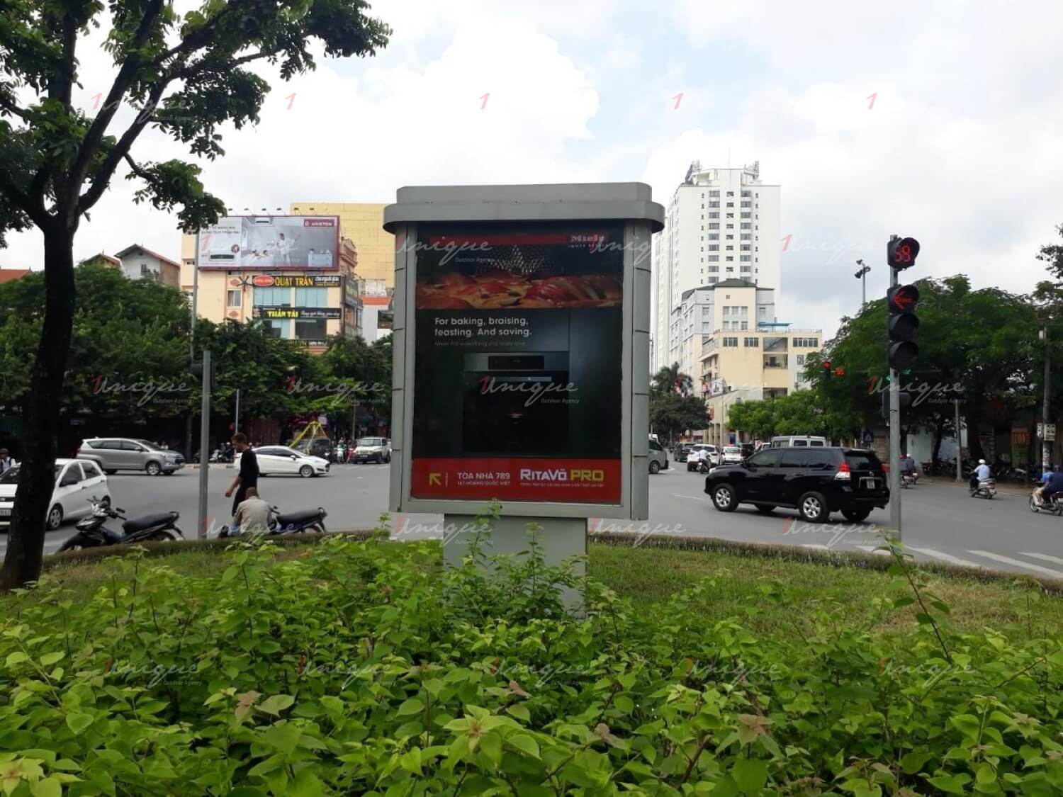 Biển quảng cáo hộp đèn trên đường Hoàng Quốc Việt, Hà Nội