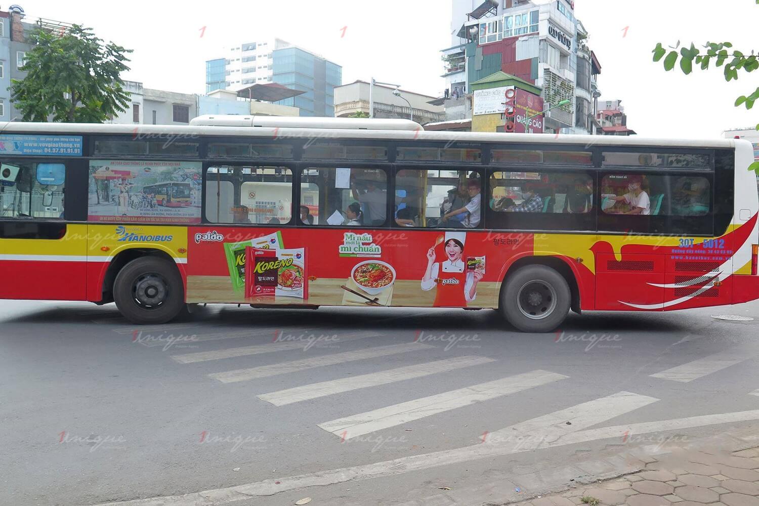 quảng cáo xe buýt cho mỳ koreno