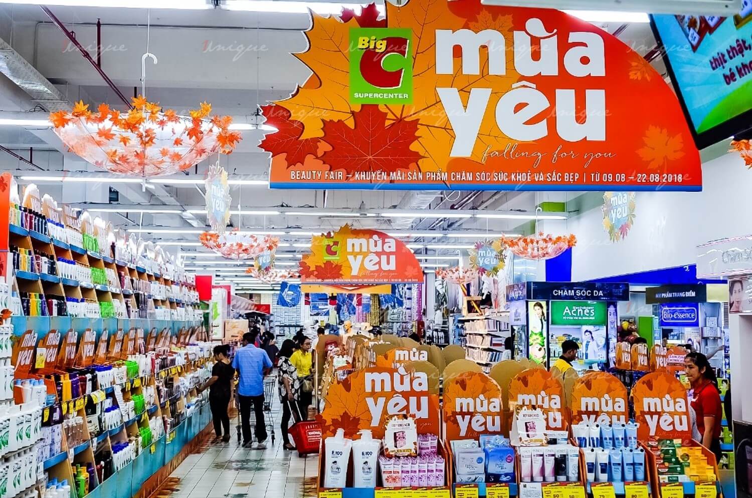 quảng cáo banner thả trần tại trung tâm thương mại siêu thị