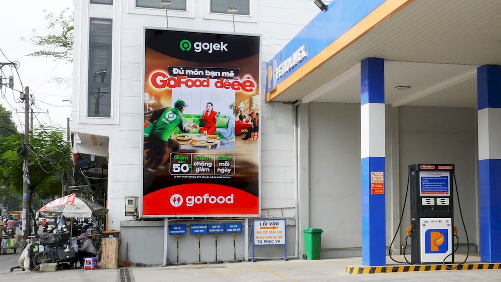 Gojek triển khai biển quảng cáo tại cây xăng