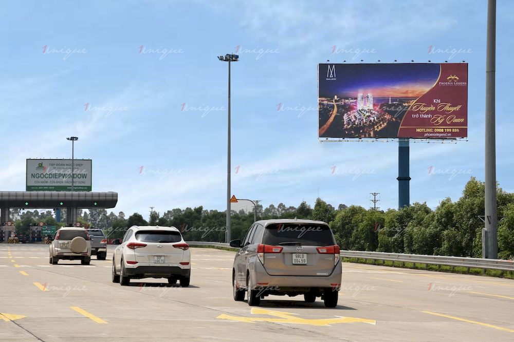 Biển quảng cáo trên đường cao tốc