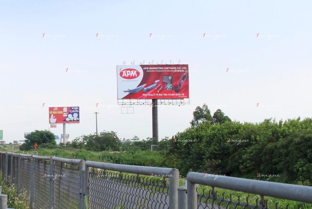 Biển quảng cáo trên đường cao tốc