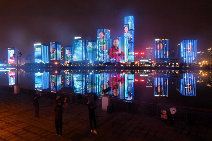 Trung Quốc thắp sáng 50.000 màn hình LED để vinh danh các nhân viên y tế