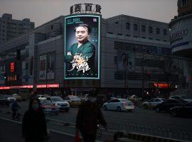 Trung Quốc thắp sáng 50.000 màn hình LED để vinh danh các nhân viên y tế