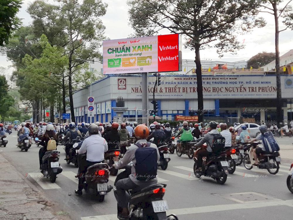 Vimart quảng cáo trên màn hình LED ngoài trời tại 223 Nguyễn Tri Phương, Quận 5, Hồ Chí Minh