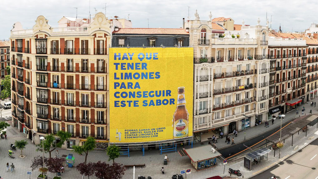 bảng quảng cáo ngoài trời khổng lồ từ 14.000 quả chanh của bia Amstel Radler