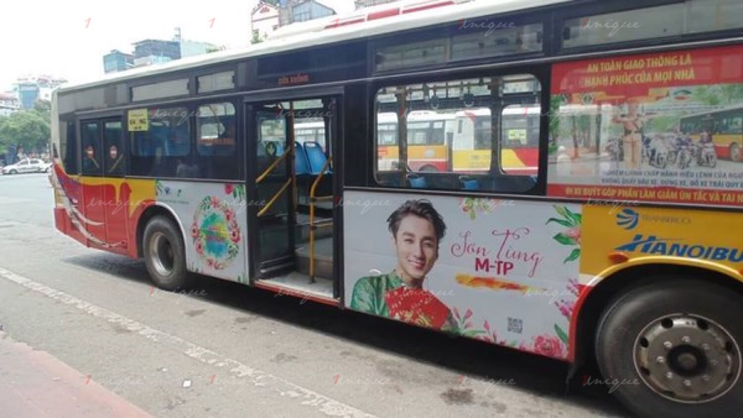 Quảng cáo xe buýt cho thần tượng