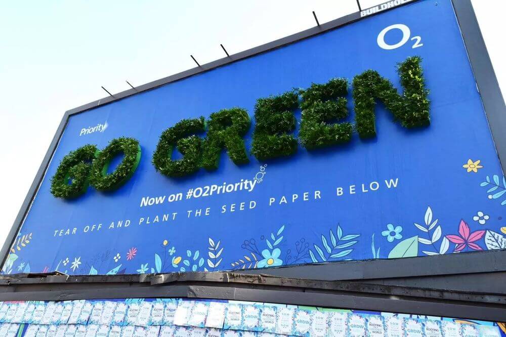 bảng quảng cáo xanh Go Green của O2