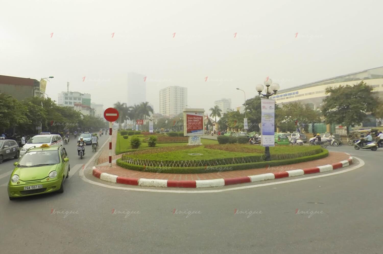 Biển quảng cáo hộp đèn trên đường Văn Cao, Hà Nội