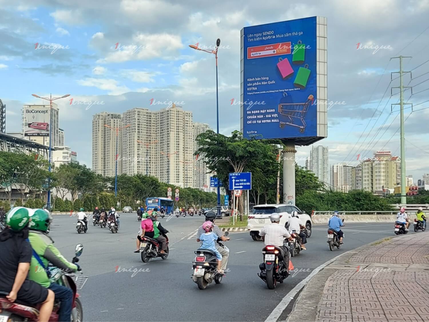 Kotra quảng cáo màn hình LED ngoài trời chân cầu Sài Gòn