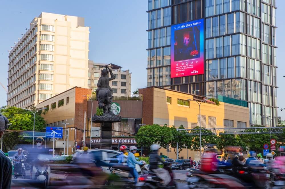 Yin Yang Media quảng bá hình ảnh nghệ sĩ Việt trên Billboard Led đẹp nhất Sài Gòn