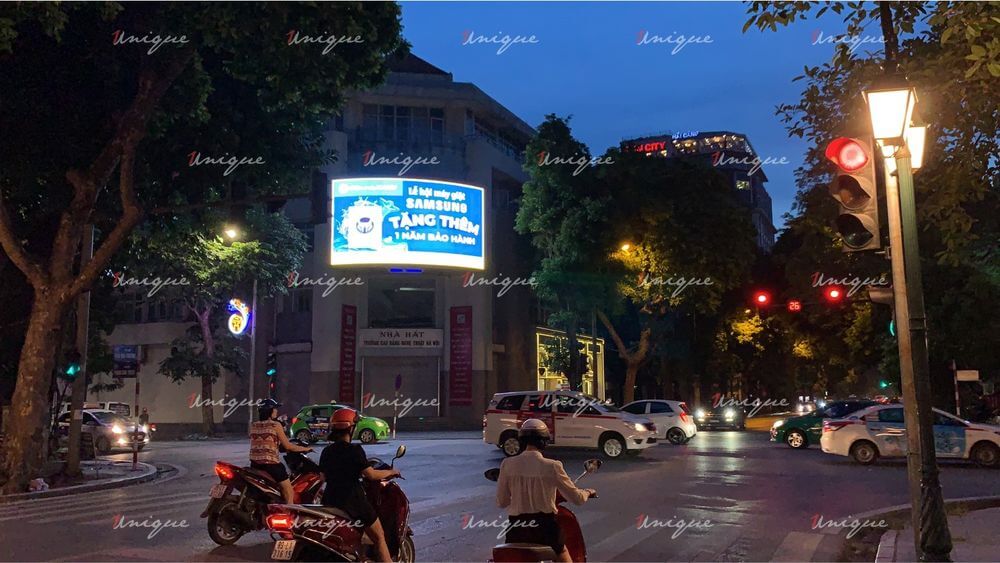 Điện Máy Xanh quảng cáo trên màn hình Led ngã tư Hai Bà Trưng - Phan Chu Trinh