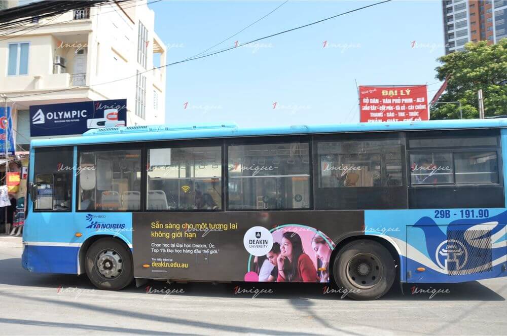 Deakin University quảng cáo trên xe bus tại Hà Nội và Hồ Chí Minh