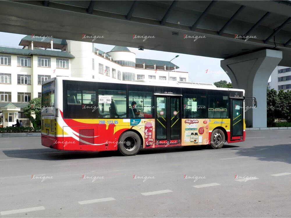 Tảo Nhật Motiti quảng cáo trên xe bus tại Hà Nội