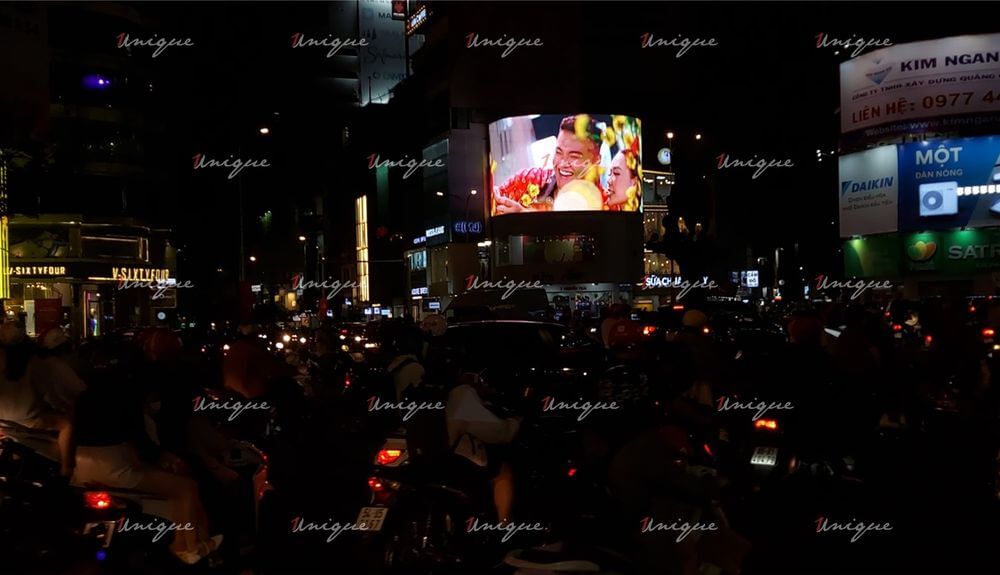 Fabo Nguyễn quảng bá MV "Sài Gòn đẹp lắm" trên màn Led Vòng xoay Phù Đổng