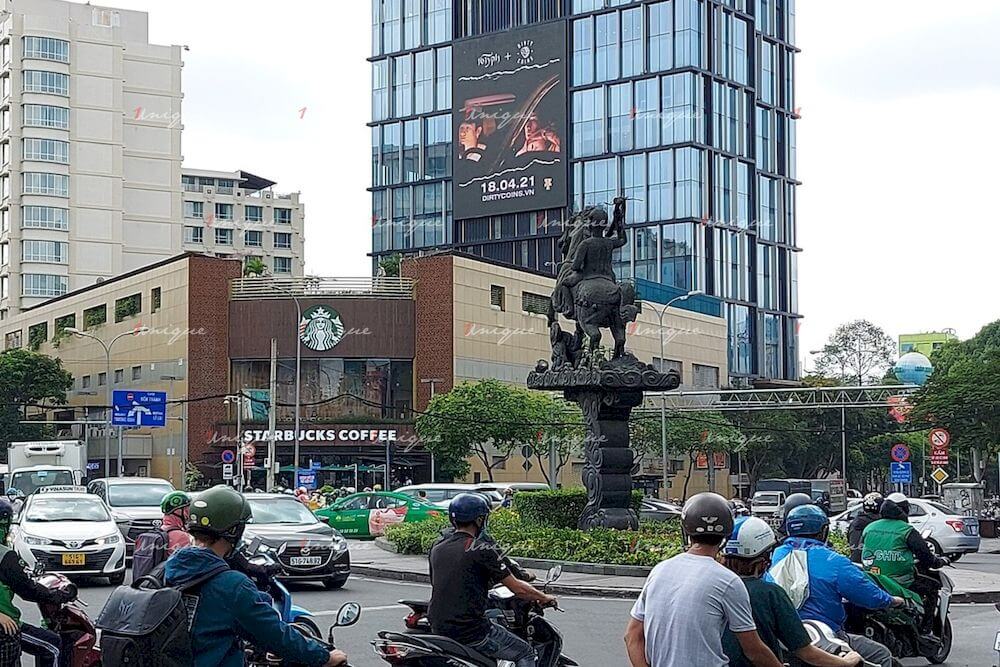 Thời trang DirtyCoins quảng cáo màn hình Led ngoài trời AB Sài Gòn Tower ra mắt bộ sưu tập mới