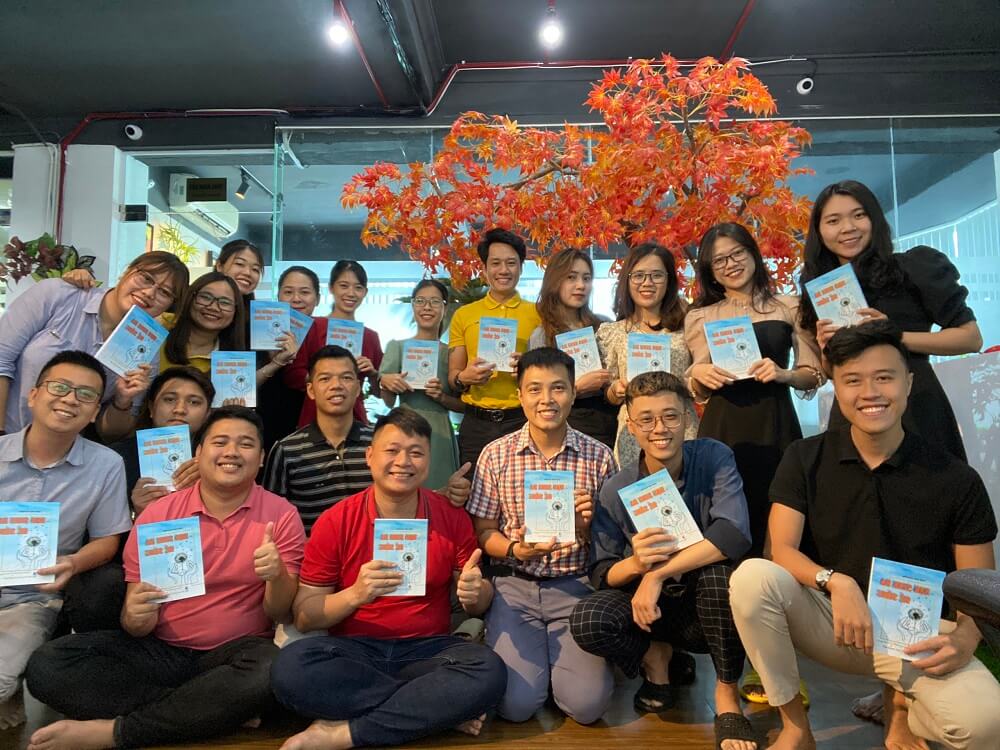 Anh Phạm Ngọc Linh tặng sách cho các nhân sự Unique