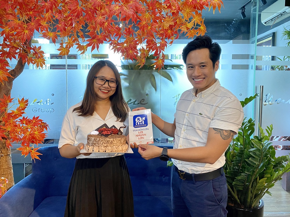 Unique chúc mừng sinh nhật Phó giám đốc Khách hàng Ngọc Nguyễn