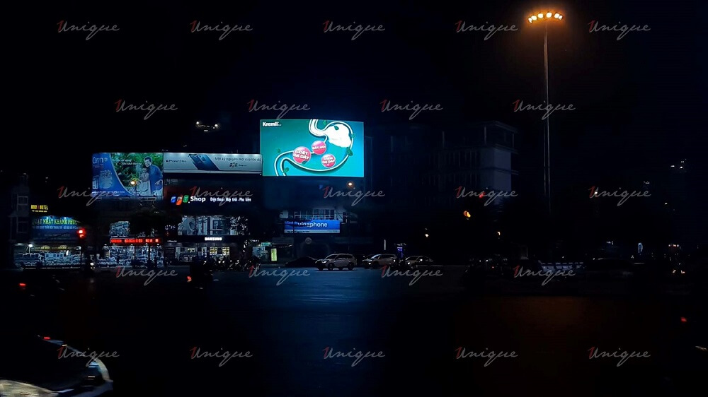 Thuốc dạ dày Kremil quảng cáo trên màn hình Led ngoài trời tại ngã bảy Ô Chợ Dừa