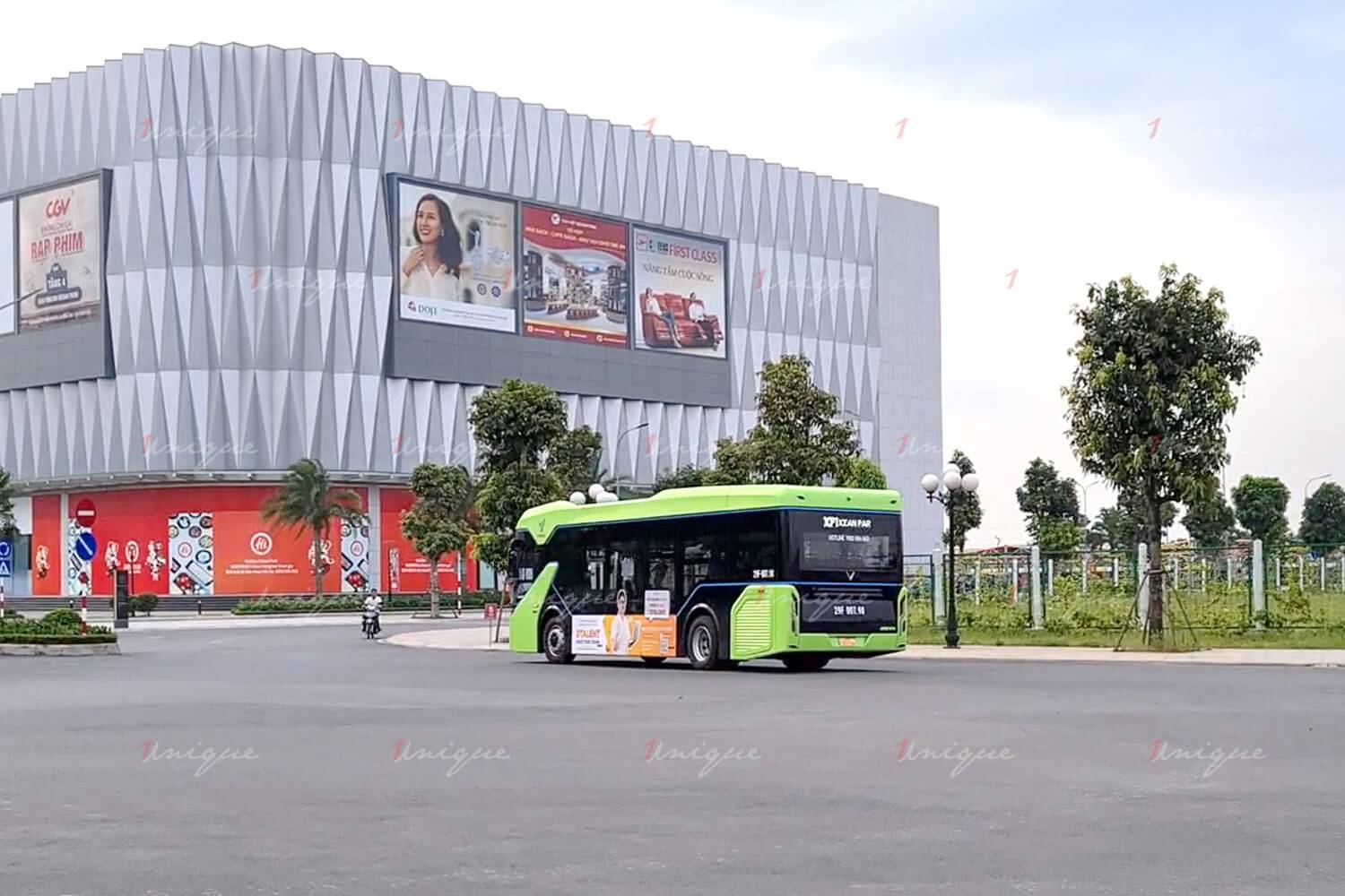 VNDIRECT quảng cáo xe buýt điện VinBus quảng bá chương trình đào tạo nghề Tài chính - Đầu tư