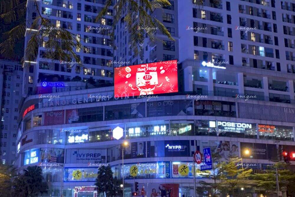 Màn hình LED quảng cáo ngoài trời tại Centerpoint (ngã tư Lê Văn Lương - Hoàng Đạo Thúy)