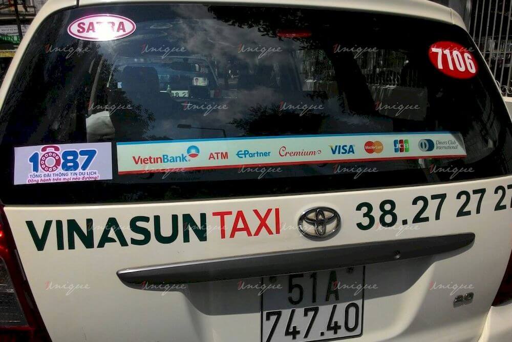 quảng cáo trên kính xe taxi