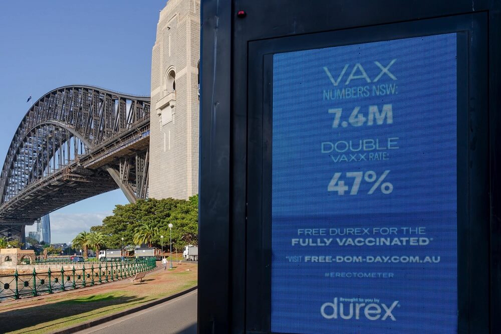 Bảng quảng cáo di động Durex #Erectometer khuyến khích mọi người tiêm đủ liều vắc xin