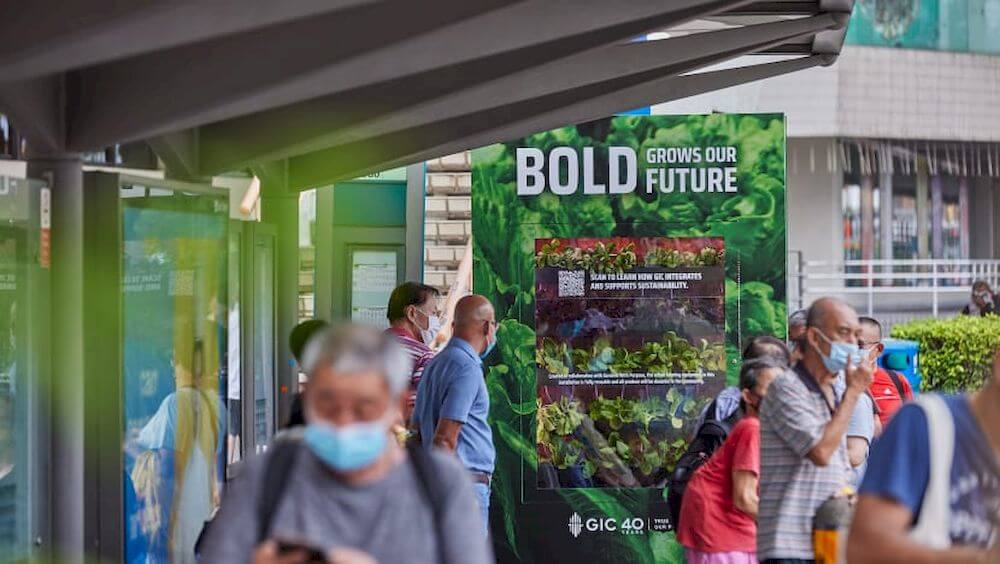 GIC Singapore trồng rau xanh bên trong bảng quảng cáo ngoài trời