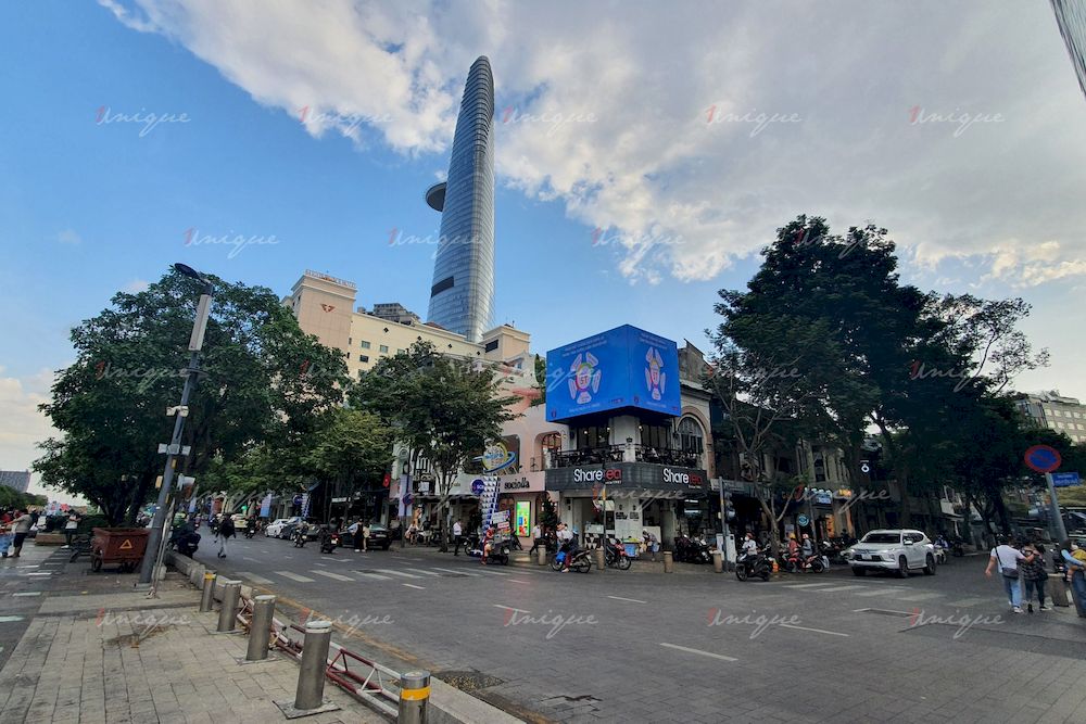 màn hình LED quảng cáo phố đi bộ Nguyễn Huệ (113 Nguyễn Huệ, nút giao Huỳnh Thúc Kháng)
