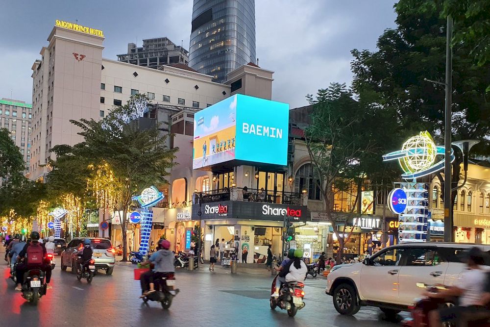 Màn hình LED quảng cáo phố đi bộ Nguyễn Huệ (113 Nguyễn Huệ, nút giao Huỳnh Thúc Kháng)