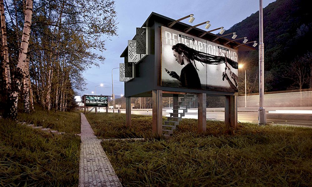Billboard quảng cáo trở thành nơi trú ẩn cho người vô gia cư
