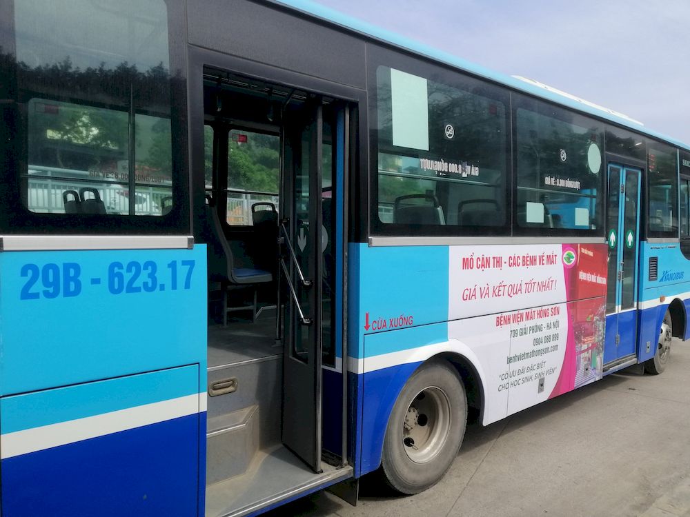 Bệnh viện mắt Hồng Sơn quảng cáo trên xe buýt tại Hà Nội