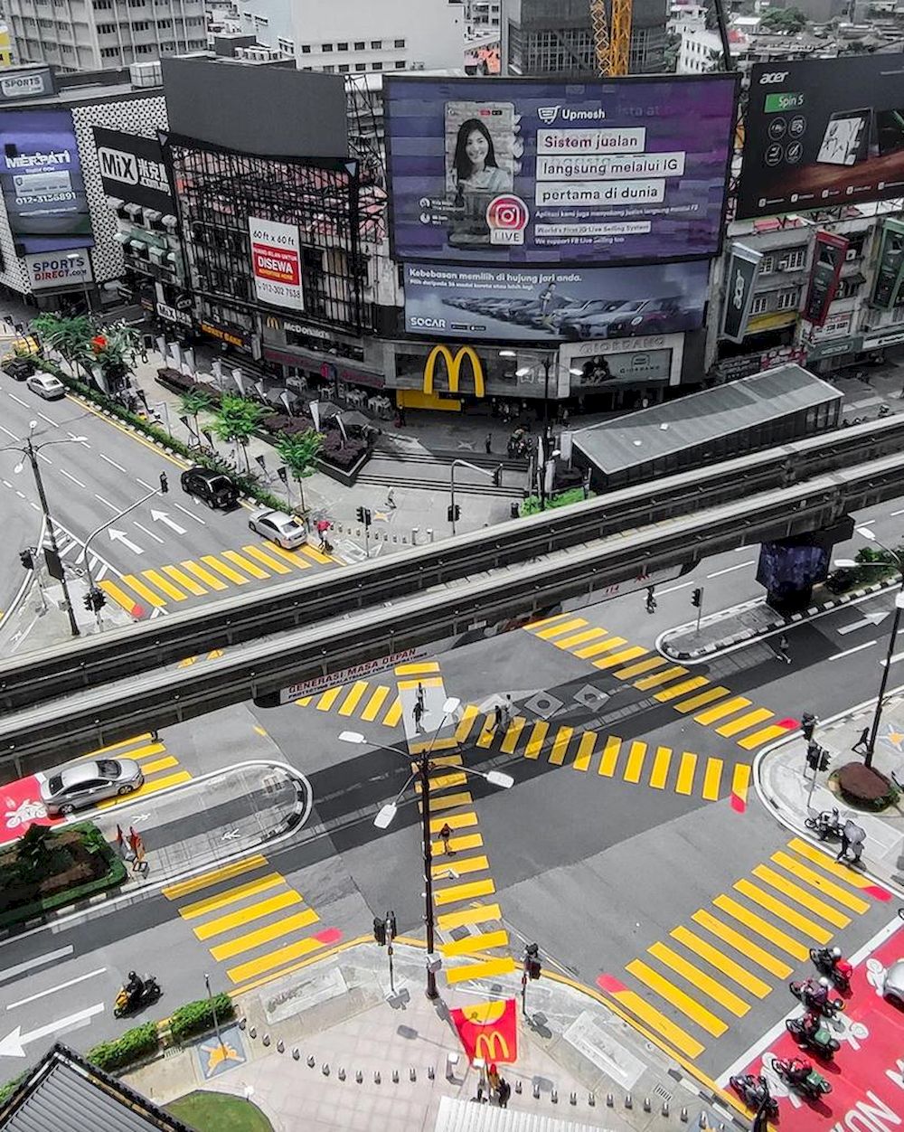 Chiến dịch OOH mới của McDonald's trang trí đường phố với món khoai tây chiên khổng lồ