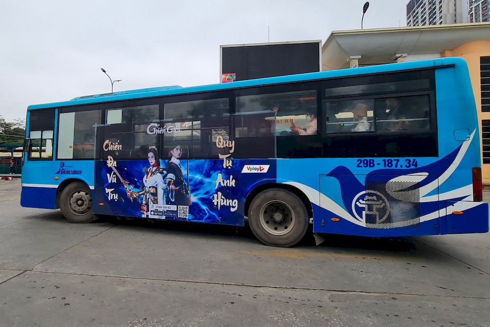 Vplay quảng cáo xe bus quảng bá tựa game Chiến Giới 4D