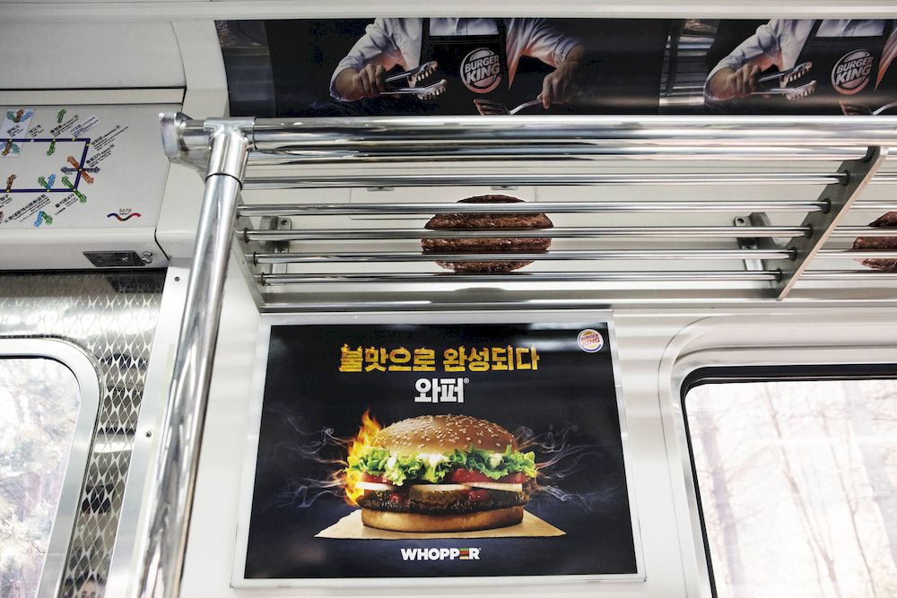 Quảng cáo trên tàu điện ngầm sáng tạo của Burger King tại Hàn Quốc