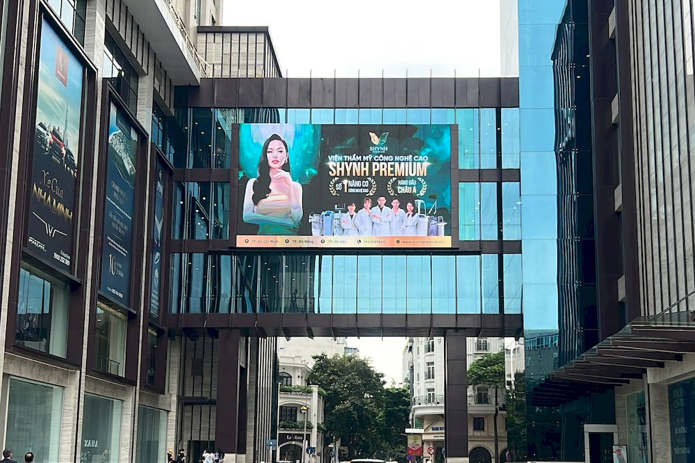 Màn hình LED quảng cáo ngoài trời tại trung tâm thương mại Vincom Center Bà Triệu