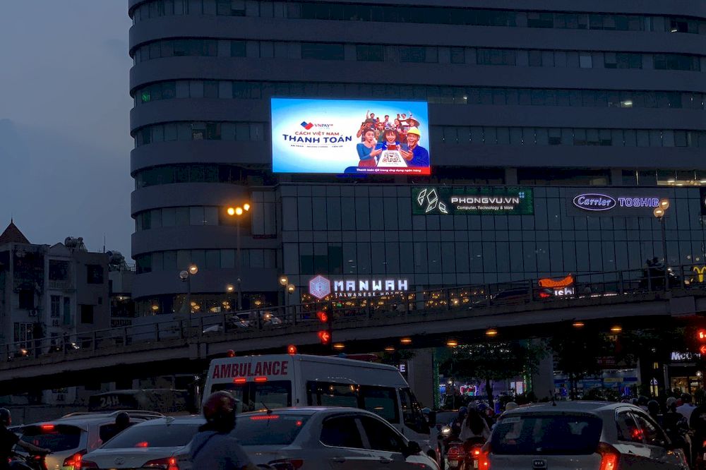 VNPAY-QR quảng cáo màn hình LED ngoài trời tại nút giao Thái Hà - Chùa Bộc (Hà Nội)