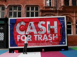 Billboard quảng cáo tương tác “Cash for Trash” của Currys truyền cảm hứng tái chế đồ cũ để bảo vệ môi trường