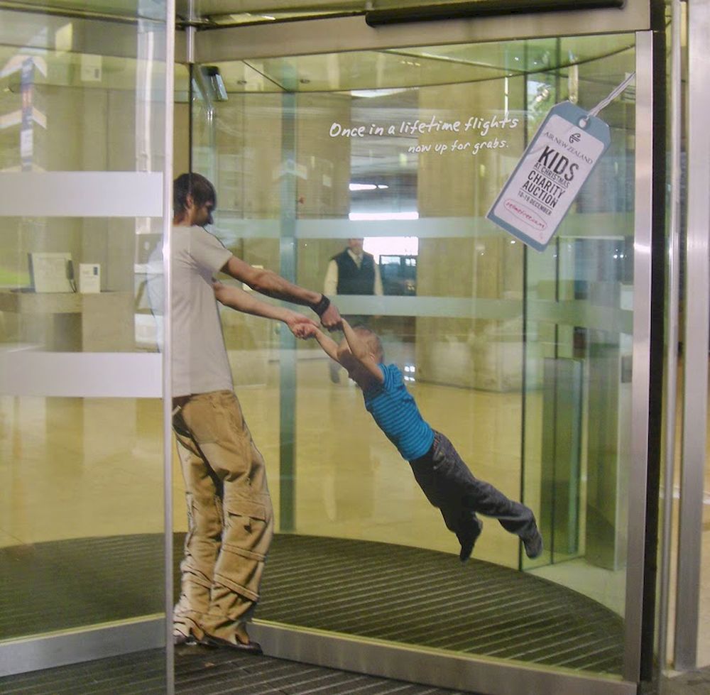 Revolving doors advertising: Quảng cáo trên cửa xoay sáng tạo