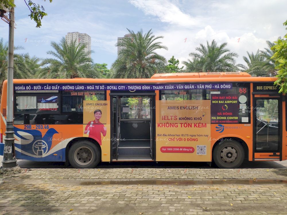 Ames English quảng cáo trên xe bus tại Hà Nội