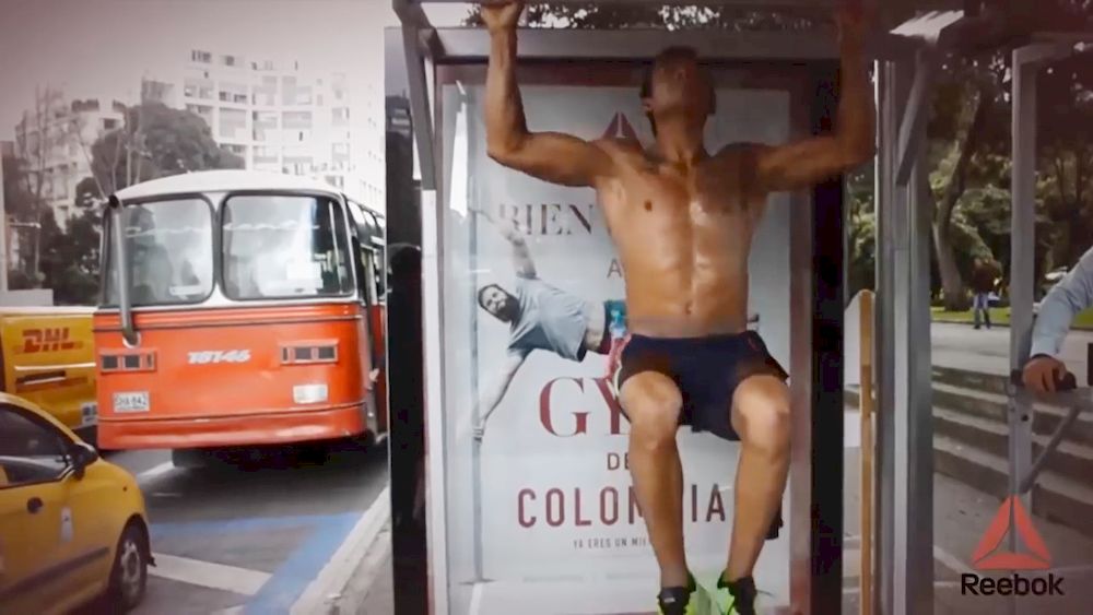 Ý tưởng quảng cáo ngoài trời tương tác thú vị: Rebook biến nhà chờ xe bus thành phòng tập GYM