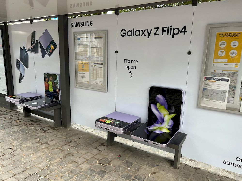 OOH Creative: Ý tưởng quảng cáo nhà chờ xe bus sáng tạo và thú vị của Samsung Galaxy Z Flip 4