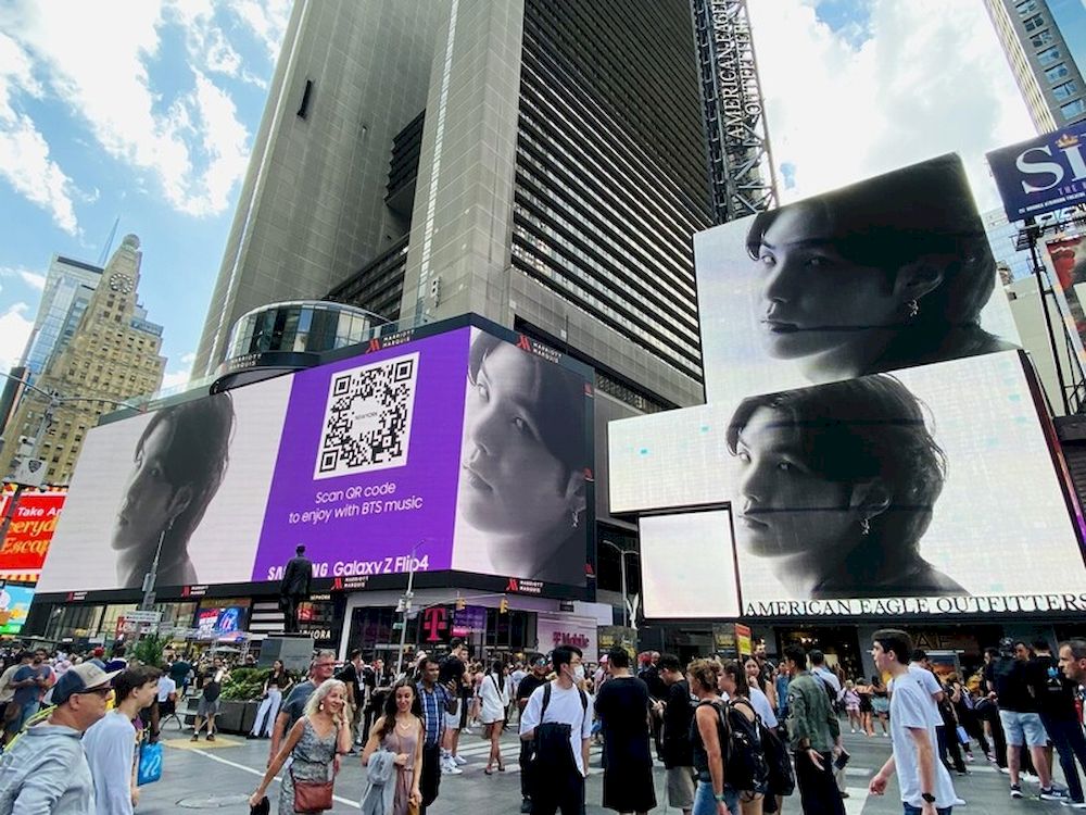 “Samsung x BTS” phủ sóng OOH toàn cầu trong chiến dịch ra mắt Galaxy Z Flip 4