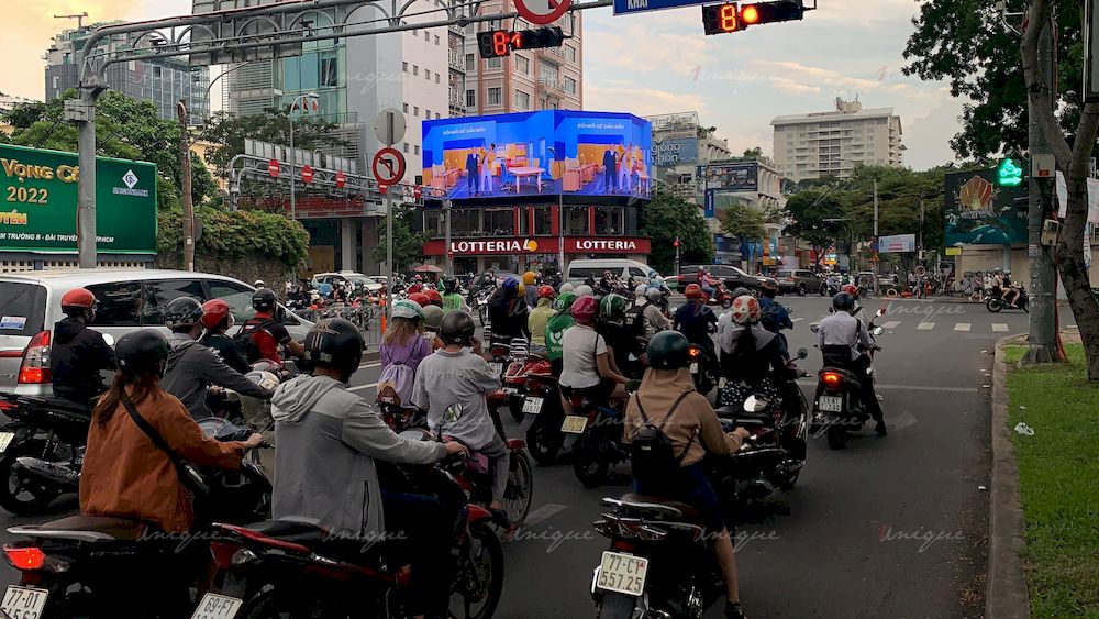Màn hình LED quảng cáo ngoài trời tại Lotteria, ngã tư Đinh Tiên Hoàng - Nguyễn Thị Minh Khai