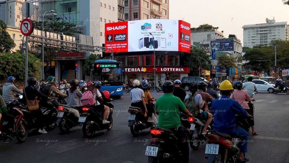 Màn hình LED quảng cáo ngoài trời tại Lotteria, ngã tư Đinh Tiên Hoàng - Nguyễn Thị Minh Khai