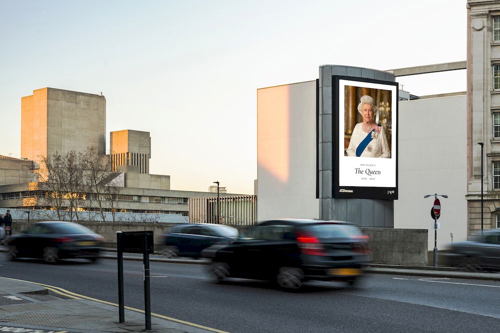 Quảng cáo ngoài trời tại Anh và thế giới tưởng nhớ Nữ hoàng Elizabeth II