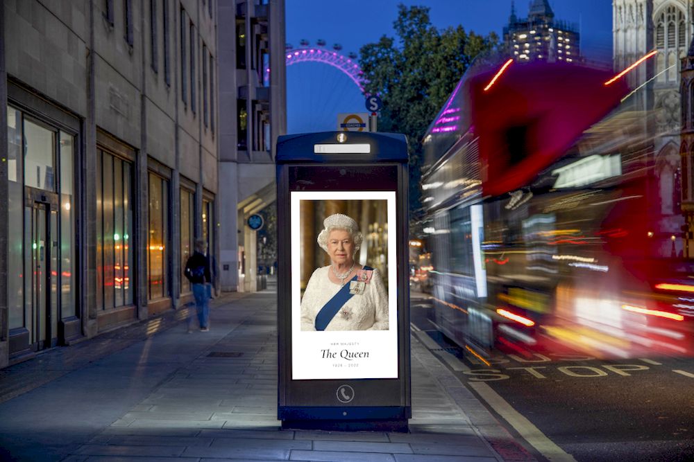 Quảng cáo ngoài trời tại Anh và thế giới tưởng nhớ Nữ hoàng Elizabeth II