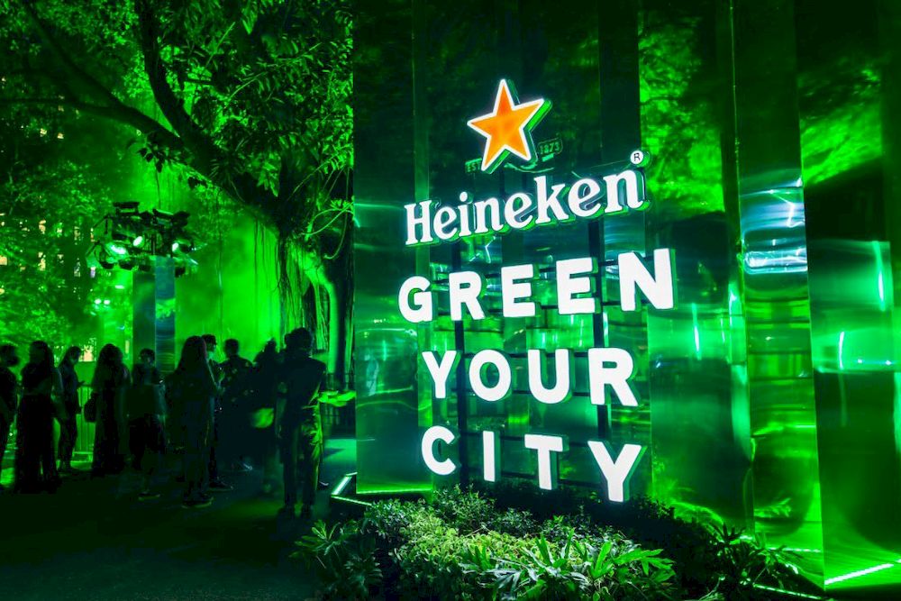 Billboard quảng cáo của Heineken sử dụng năng lượng mặt trời để làm mát bia
