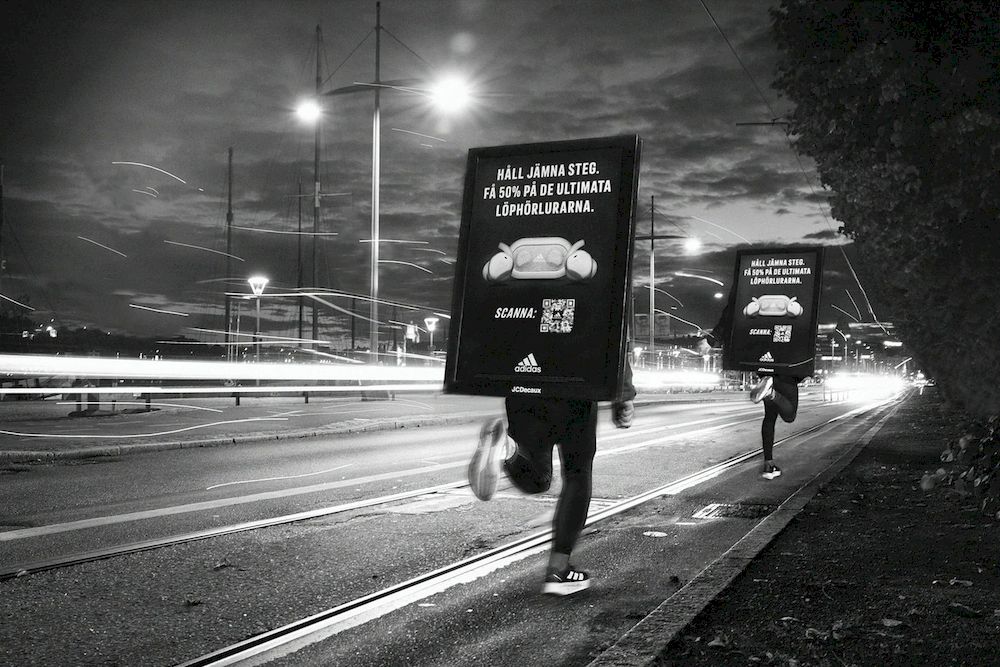 Chiến dịch “Running Billboard” của adidas với những biển quảng cáo chạy bộ hài hước